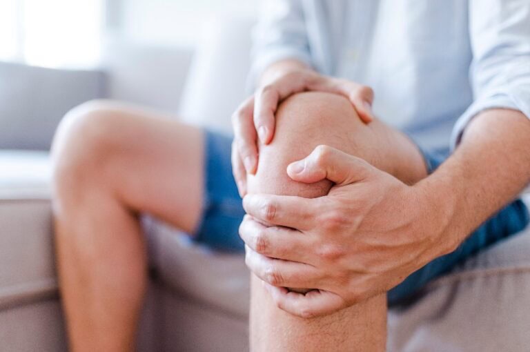 Ergotherapie bei Arthrose - Mann hält Knie