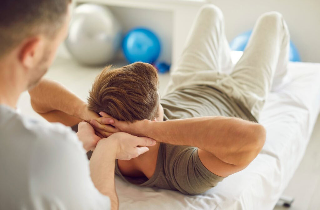 Patient auf einer Liege bei der manuellen Therapie in Dortmund